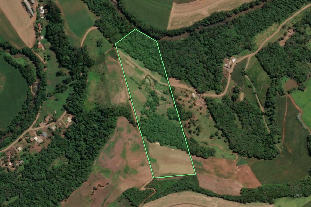 Imagem de satélite do imóvel rural em Concórdia (SC), com o contorno declarado no CAR desenhado por cima.