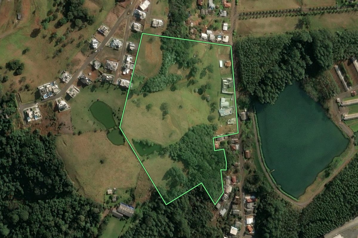 Imagem de satélite do imóvel rural em Concórdia (SC), com o contorno declarado no CAR desenhado por cima.