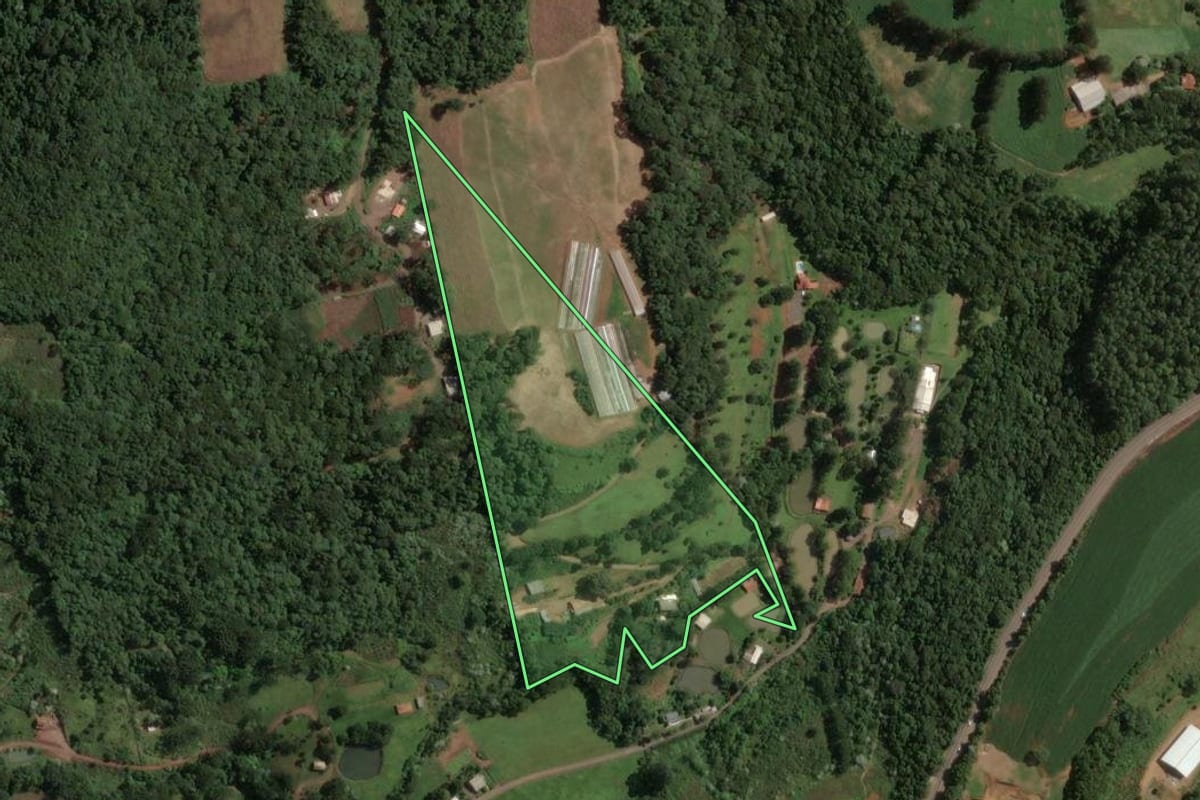 Imagem de satélite do imóvel rural em Concórdia (SC), com o contorno declarado no CAR desenhado por cima.