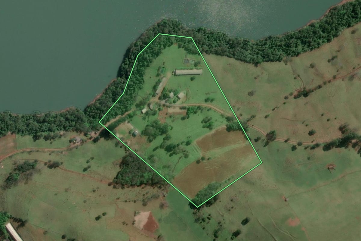 Imagem de satélite do imóvel rural em Concórdia (SC), com o contorno declarado no CAR desenhado por cima.