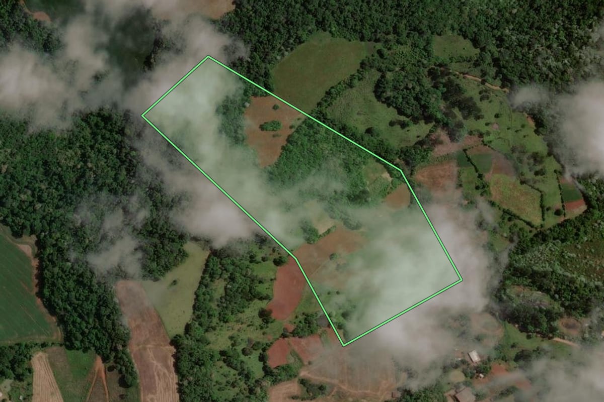 Imagem de satélite do imóvel rural em Concórdia (SC), com o contorno declarado no CAR desenhado por cima.