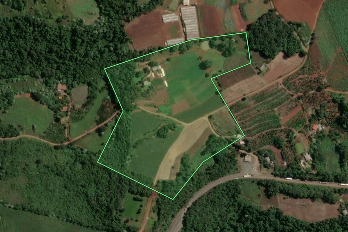 Imagem de satélite do imóvel rural em Concórdia (SC), com o contorno declarado no CAR desenhado por cima.