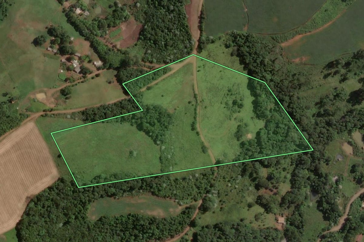 Imagem de satélite do imóvel rural em Concórdia (SC), com o contorno declarado no CAR desenhado por cima.