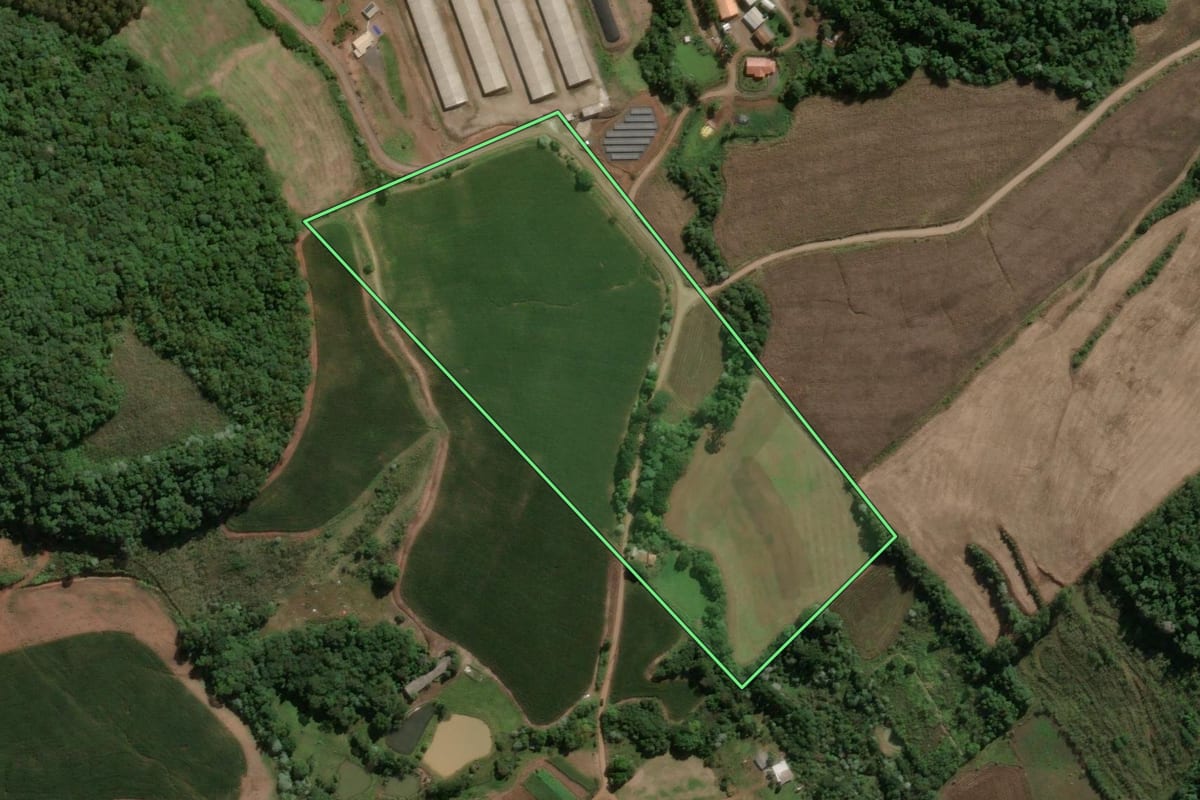 Imagem de satélite do imóvel rural em Concórdia (SC), com o contorno declarado no CAR desenhado por cima.