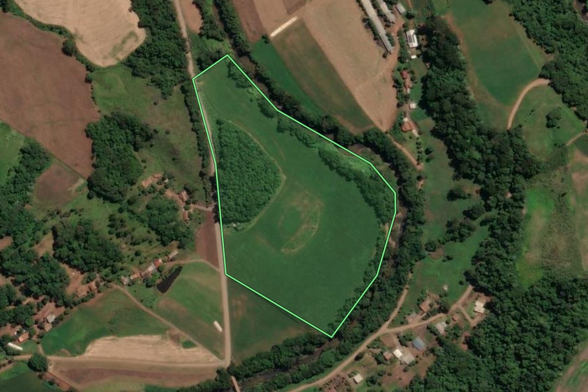 Imagem de satélite do imóvel rural em Concórdia (SC), com o contorno declarado no CAR desenhado por cima.