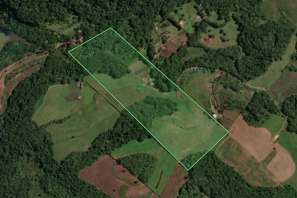 Imagem de satélite do imóvel rural em Concórdia (SC), com o contorno declarado no CAR desenhado por cima.