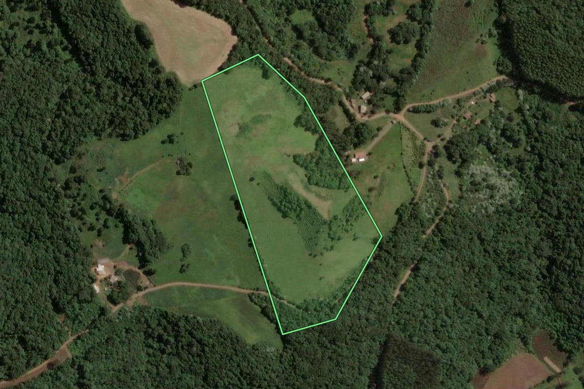 Imagem de satélite do imóvel rural em Concórdia (SC), com o contorno declarado no CAR desenhado por cima.
