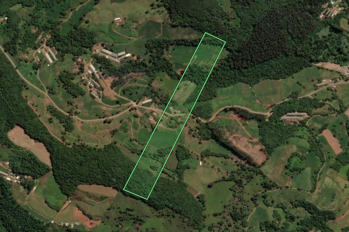 Imagem de satélite do imóvel rural em Concórdia (SC), com o contorno declarado no CAR desenhado por cima.