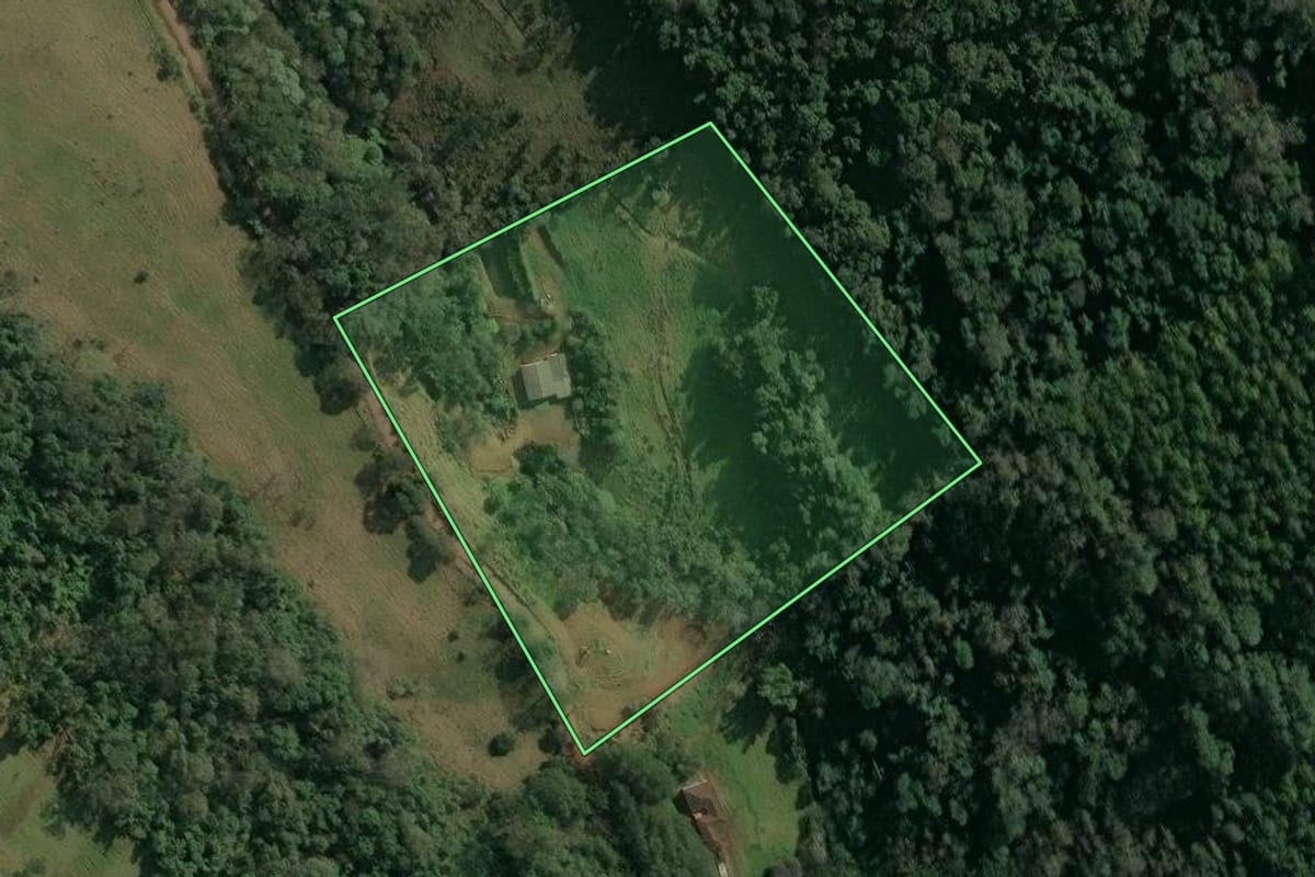 Imagem de satélite do imóvel rural em Concórdia (SC), com o contorno declarado no CAR desenhado por cima.