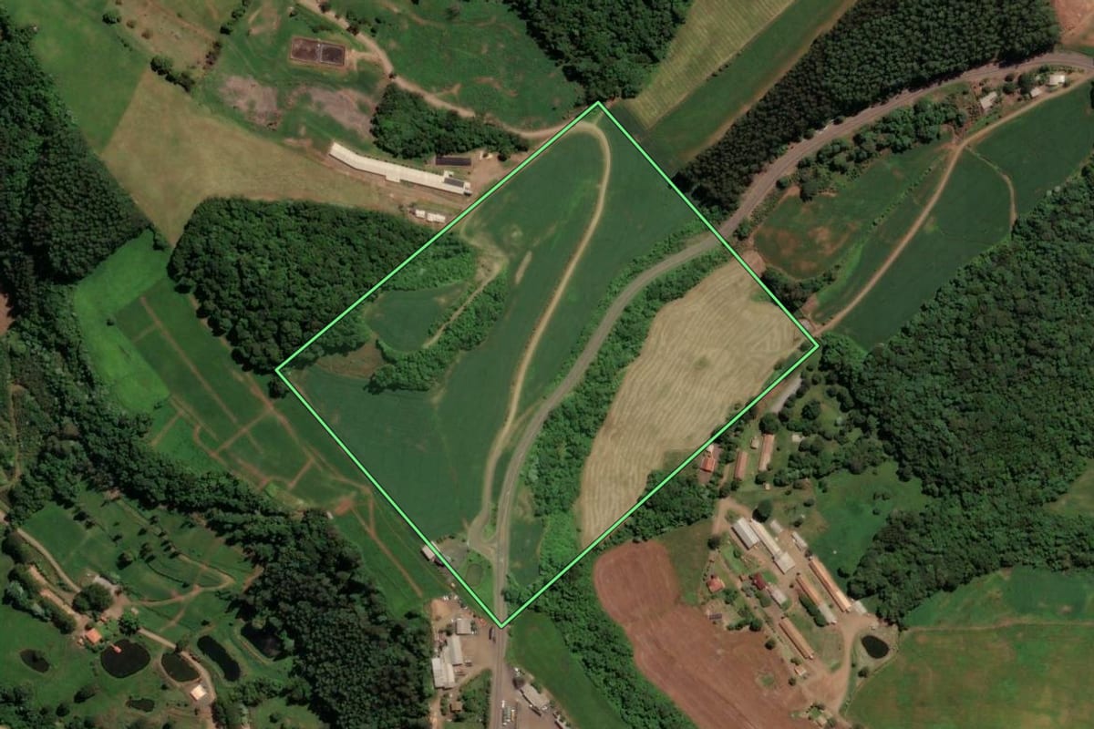 Imagem de satélite do imóvel rural em Concórdia (SC), com o contorno declarado no CAR desenhado por cima.