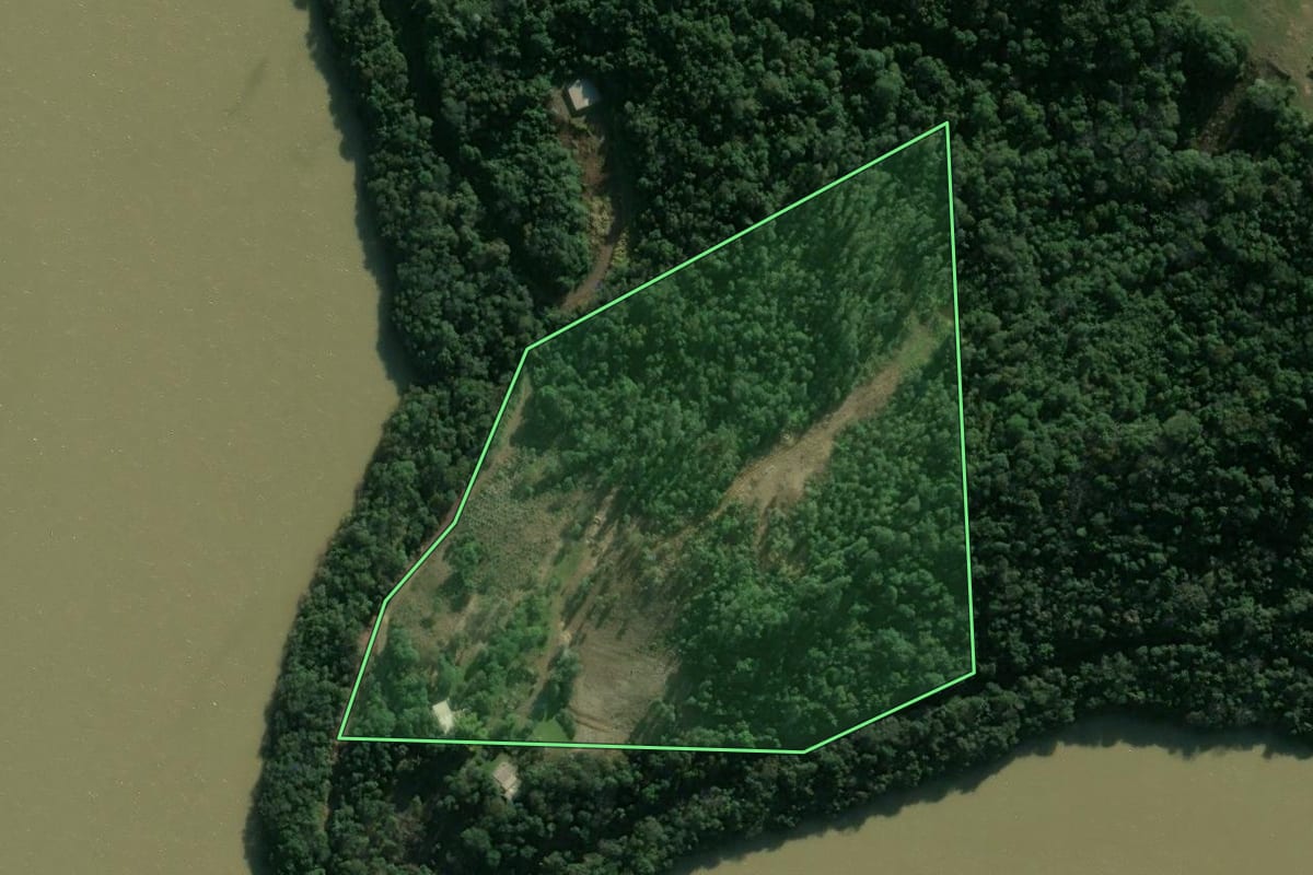 Imagem de satélite do imóvel rural em Concórdia (SC), com o contorno declarado no CAR desenhado por cima.