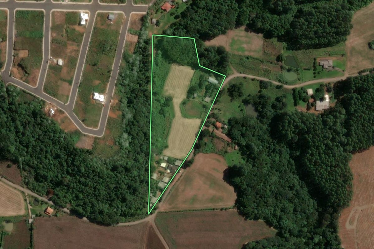 Imagem de satélite do imóvel rural em Concórdia (SC), com o contorno declarado no CAR desenhado por cima.