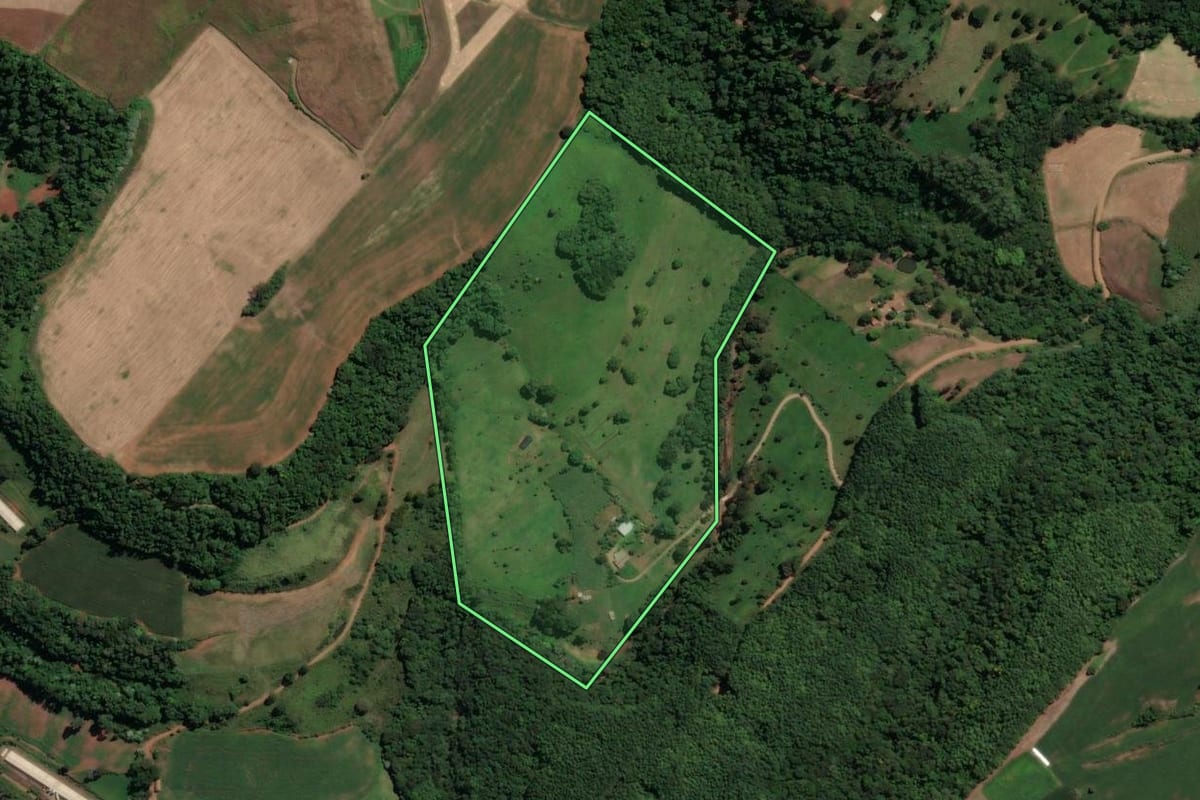Imagem de satélite do imóvel rural em Concórdia (SC), com o contorno declarado no CAR desenhado por cima.