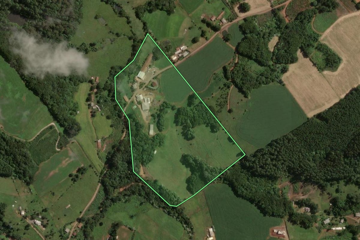 Imagem de satélite do imóvel rural em Concórdia (SC), com o contorno declarado no CAR desenhado por cima.