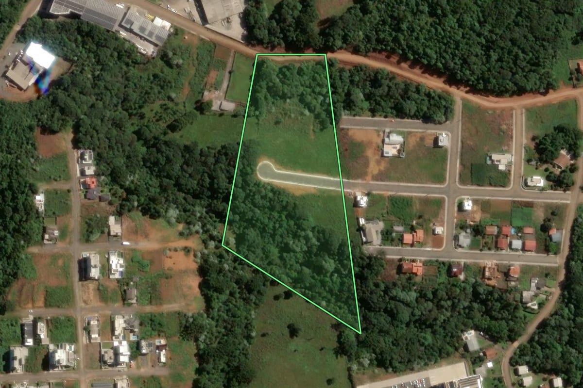 Imagem de satélite do imóvel rural em Concórdia (SC), com o contorno declarado no CAR desenhado por cima.