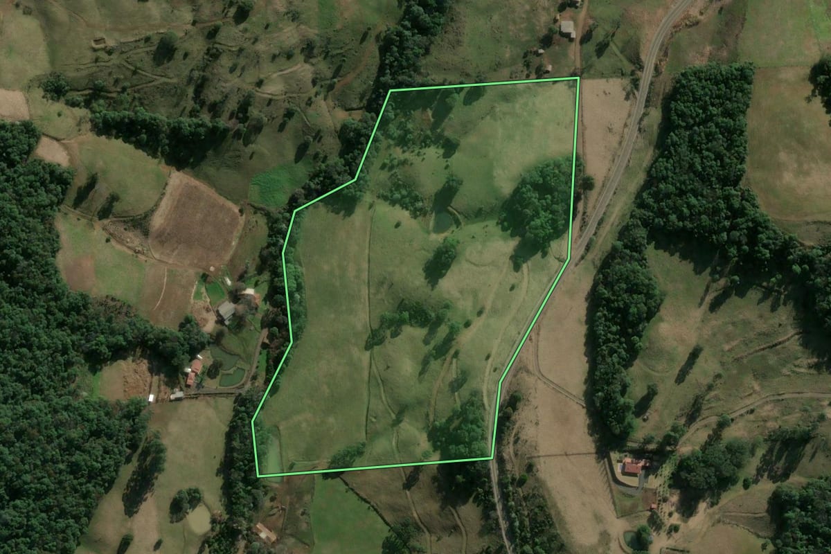 Imagem de satélite do imóvel rural em Concórdia (SC), com o contorno declarado no CAR desenhado por cima.