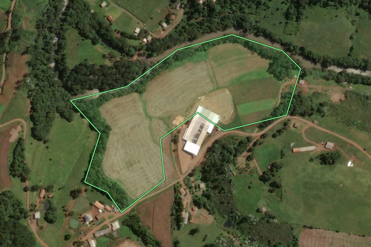 Imagem de satélite do imóvel rural em Concórdia (SC), com o contorno declarado no CAR desenhado por cima.