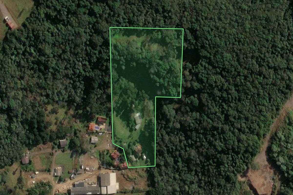 Imagem de satélite do imóvel rural em Concórdia (SC), com o contorno declarado no CAR desenhado por cima.