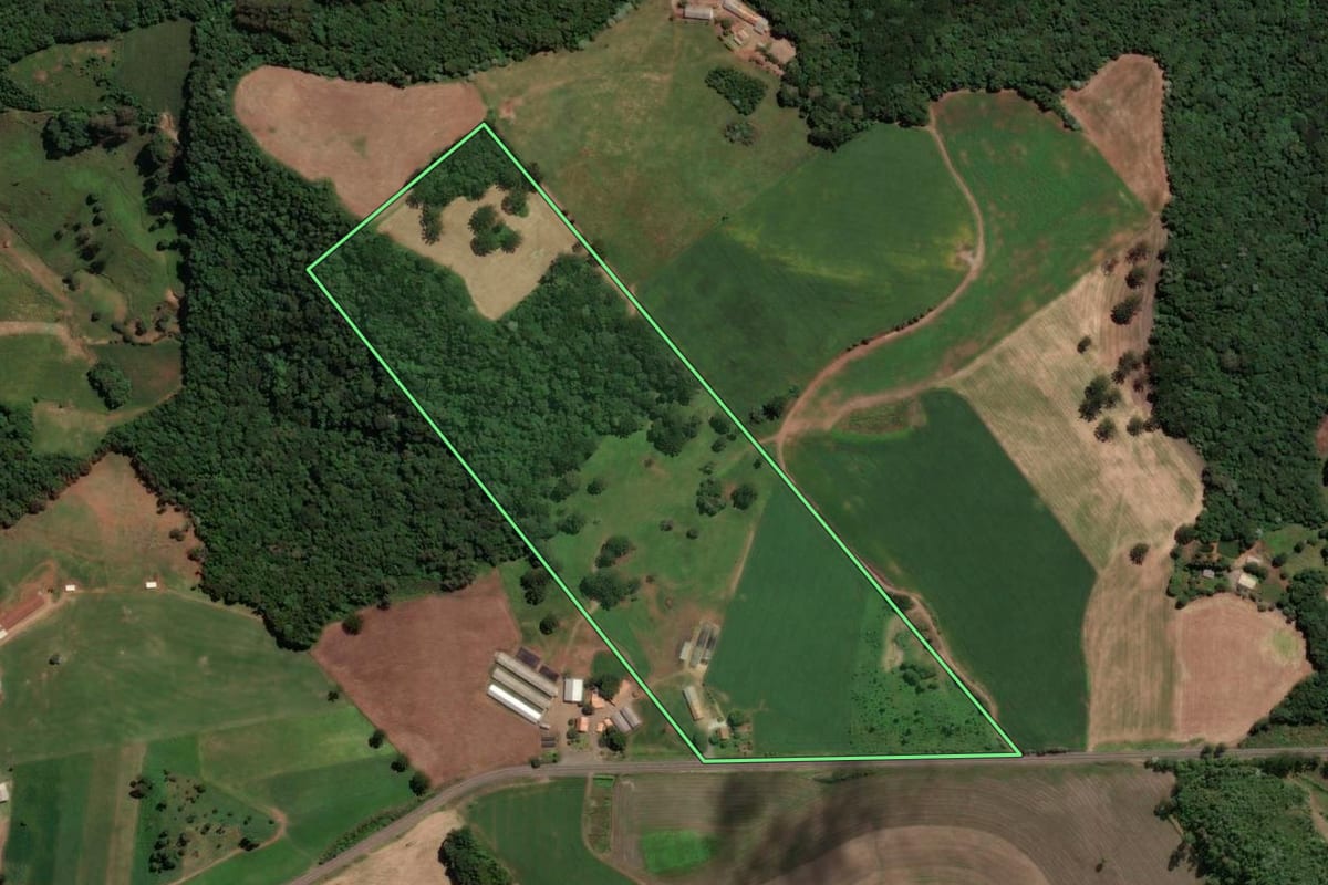 Imagem de satélite do imóvel rural em Concórdia (SC), com o contorno declarado no CAR desenhado por cima.