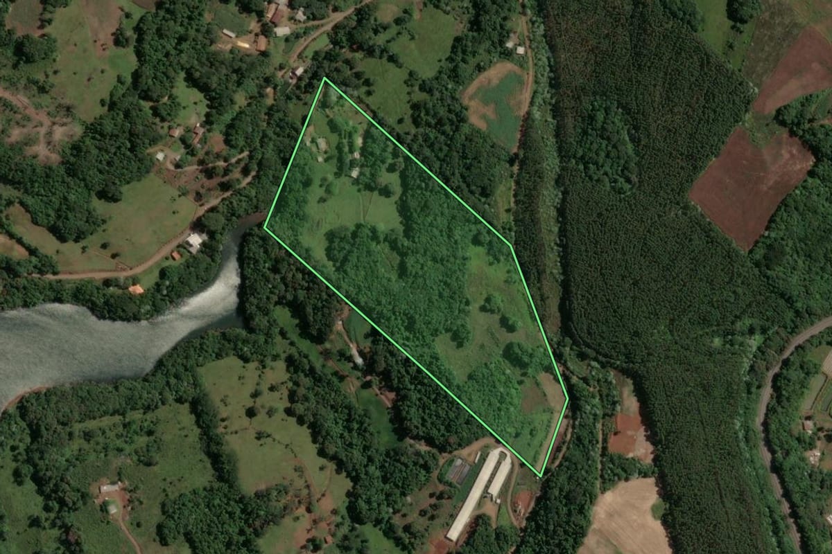 Imagem de satélite do imóvel rural em Concórdia (SC), com o contorno declarado no CAR desenhado por cima.
