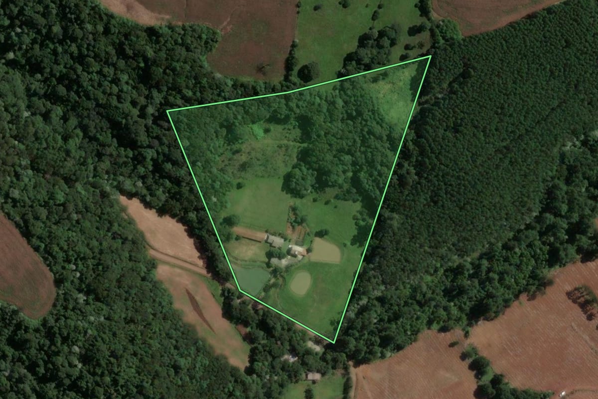 Imagem de satélite do imóvel rural em Concórdia (SC), com o contorno declarado no CAR desenhado por cima.