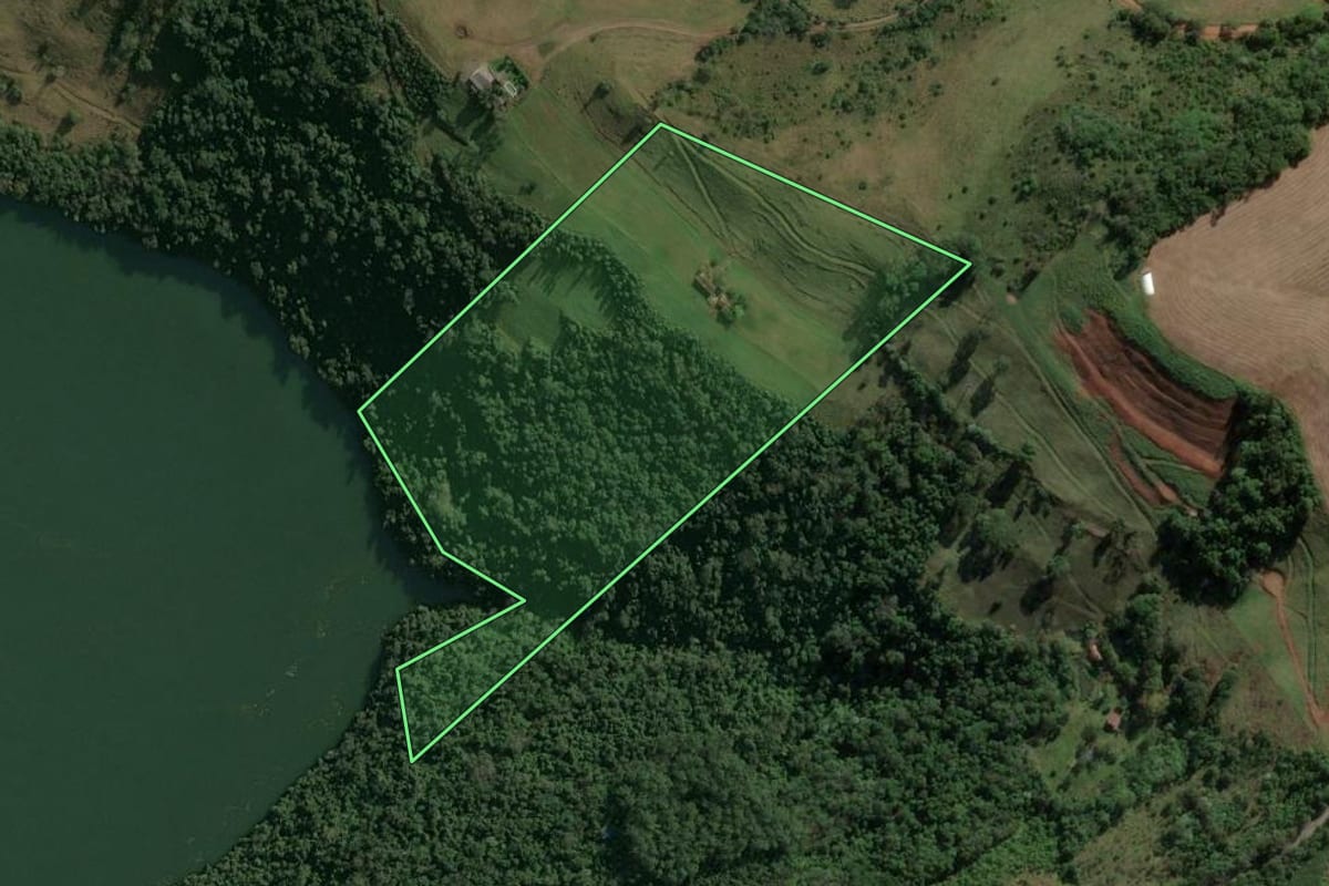 Imagem de satélite do imóvel rural em Concórdia (SC), com o contorno declarado no CAR desenhado por cima.