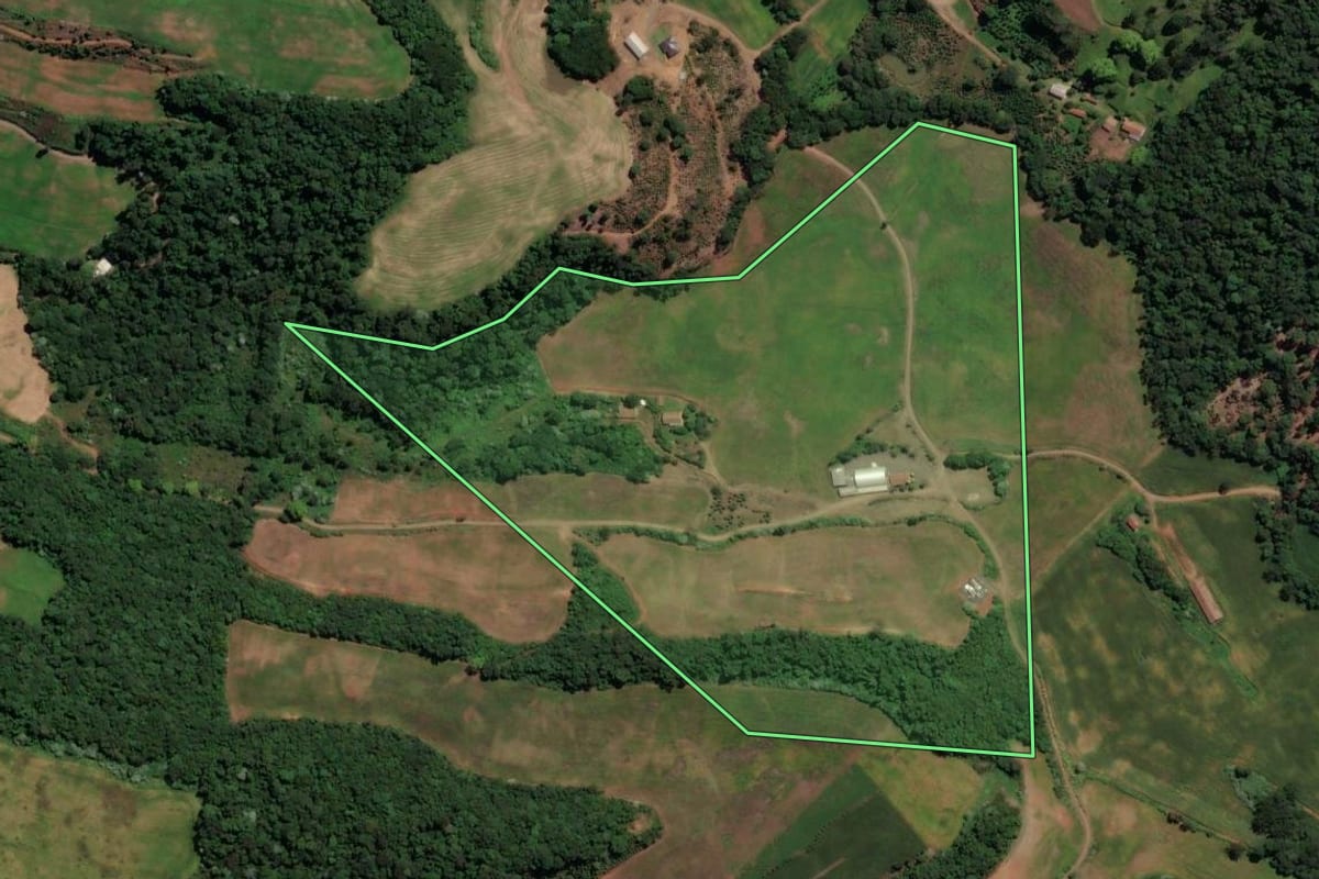 Imagem de satélite do imóvel rural em Concórdia (SC), com o contorno declarado no CAR desenhado por cima.