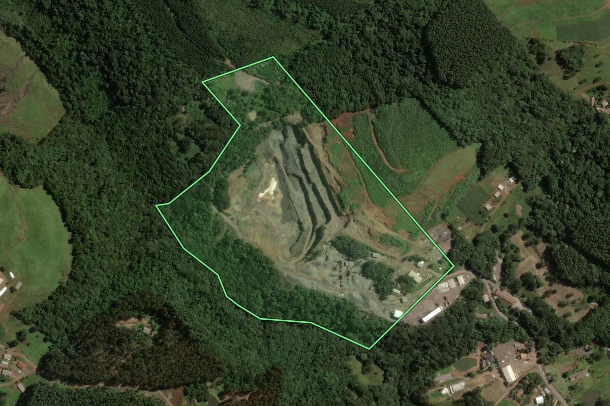 Imagem de satélite do imóvel rural em Concórdia (SC), com o contorno declarado no CAR desenhado por cima.