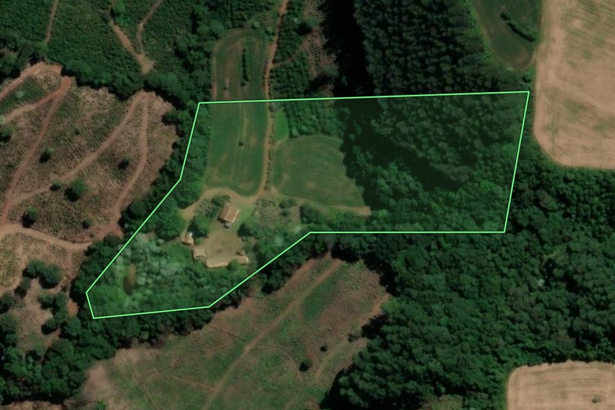 Imagem de satélite do imóvel rural em Concórdia (SC), com o contorno declarado no CAR desenhado por cima.