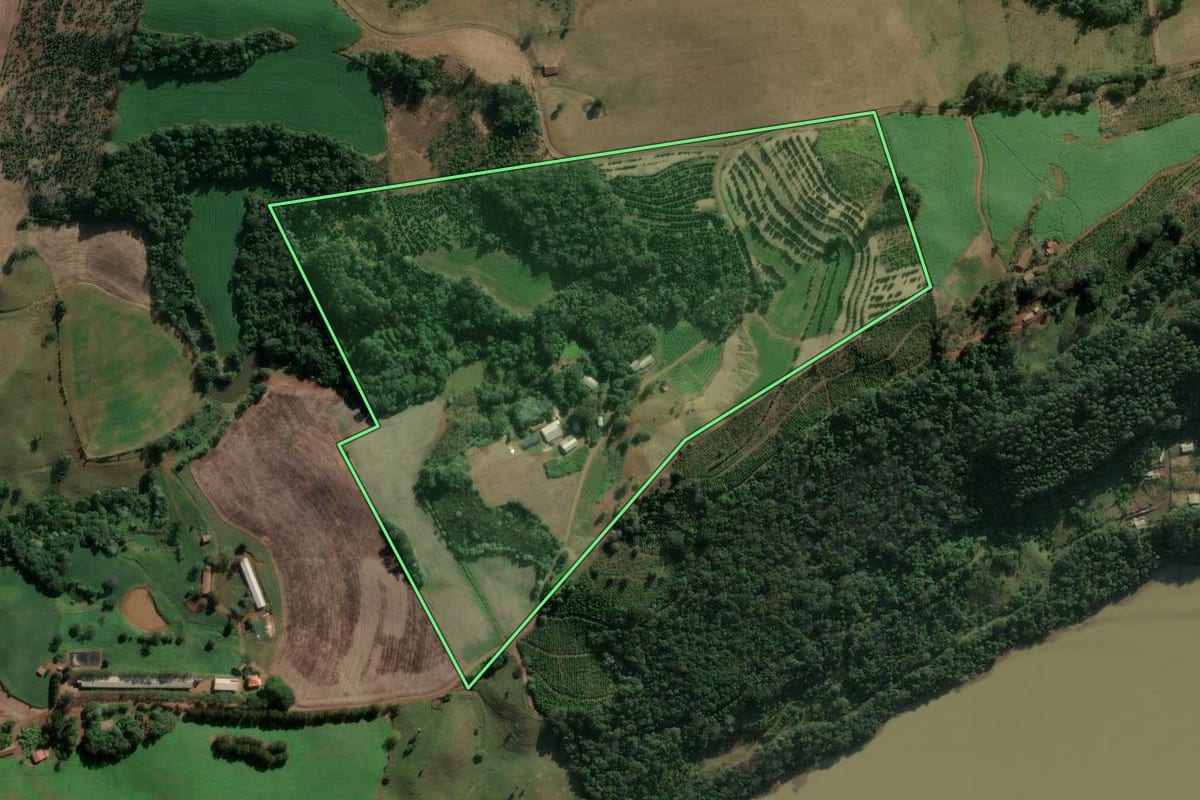 Imagem de satélite do imóvel rural em Concórdia (SC), com o contorno declarado no CAR desenhado por cima.