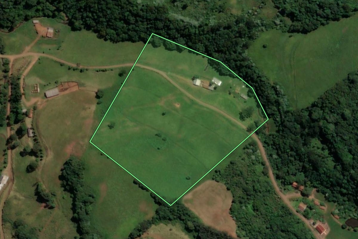 Imagem de satélite do imóvel rural em Concórdia (SC), com o contorno declarado no CAR desenhado por cima.