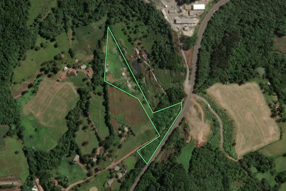 Imagem de satélite do imóvel rural em Concórdia (SC), com o contorno declarado no CAR desenhado por cima.
