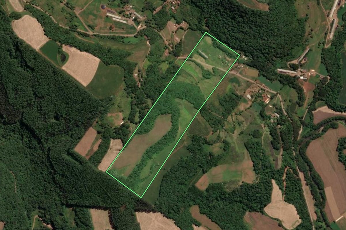 Imagem de satélite do imóvel rural em Concórdia (SC), com o contorno declarado no CAR desenhado por cima.