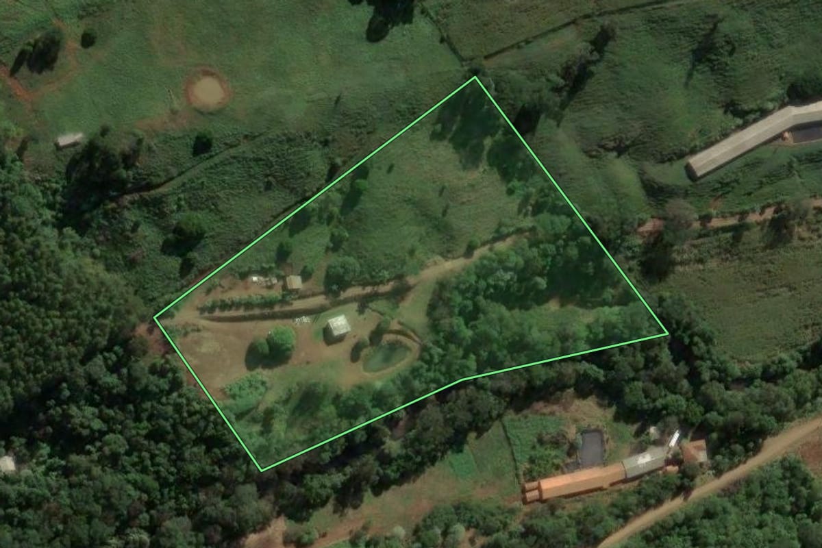 Imagem de satélite do imóvel rural em Concórdia (SC), com o contorno declarado no CAR desenhado por cima.