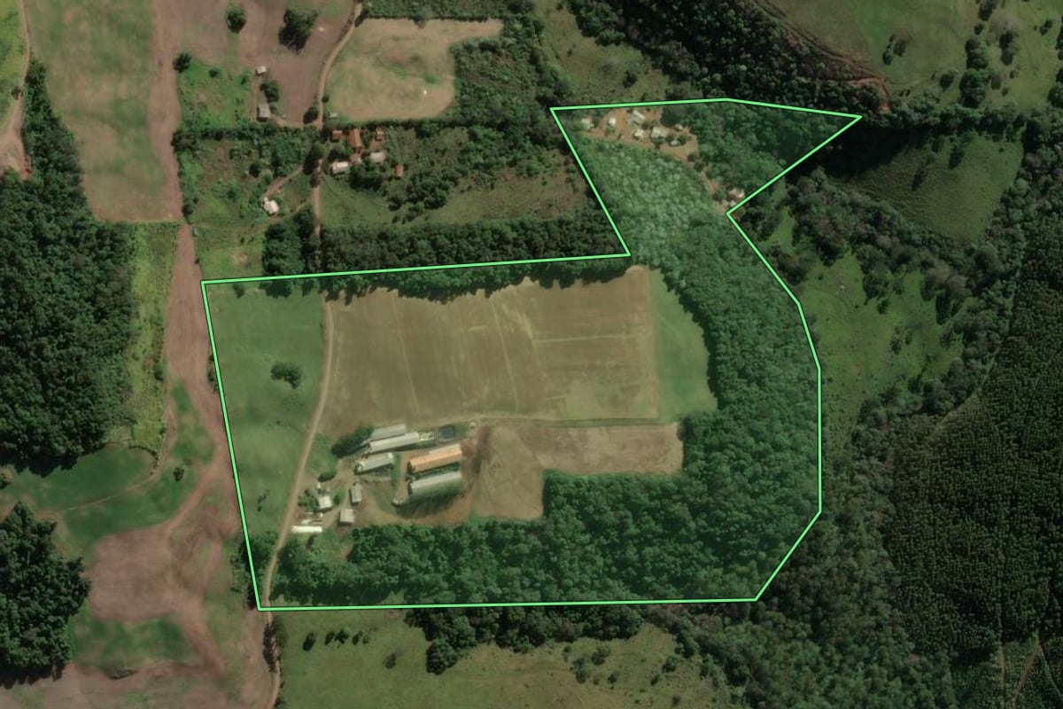 Imagem de satélite do imóvel rural em Concórdia (SC), com o contorno declarado no CAR desenhado por cima.