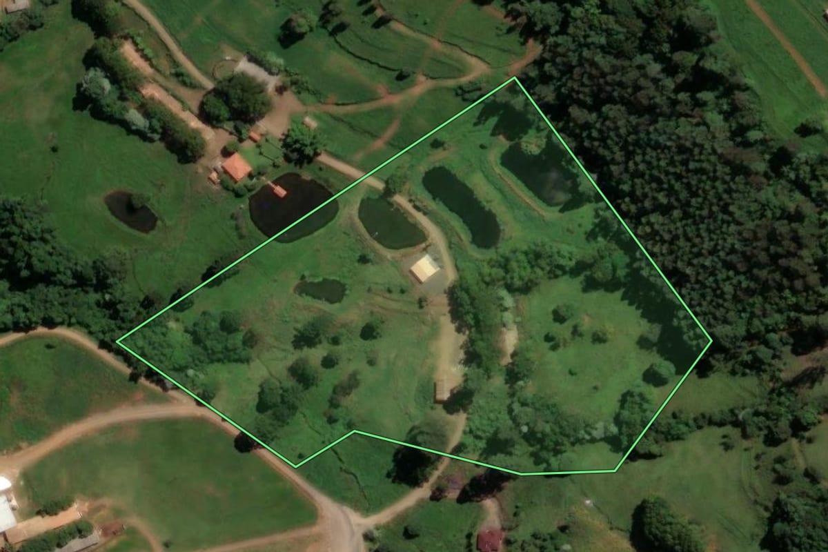 Imagem de satélite do imóvel rural em Concórdia (SC), com o contorno declarado no CAR desenhado por cima.