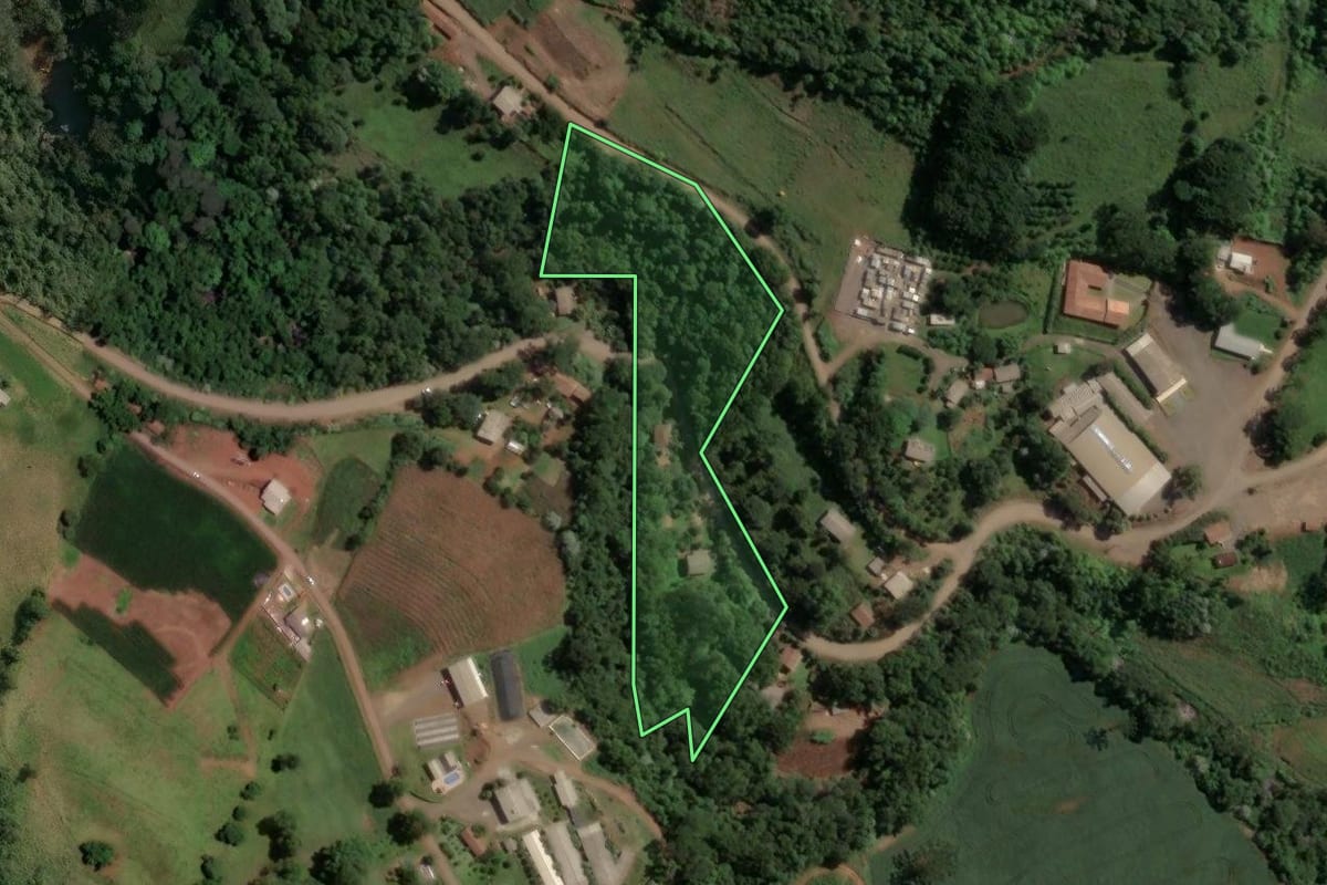 Imagem de satélite do imóvel rural em Concórdia (SC), com o contorno declarado no CAR desenhado por cima.