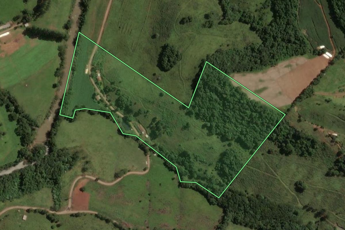 Imagem de satélite do imóvel rural em Concórdia (SC), com o contorno declarado no CAR desenhado por cima.