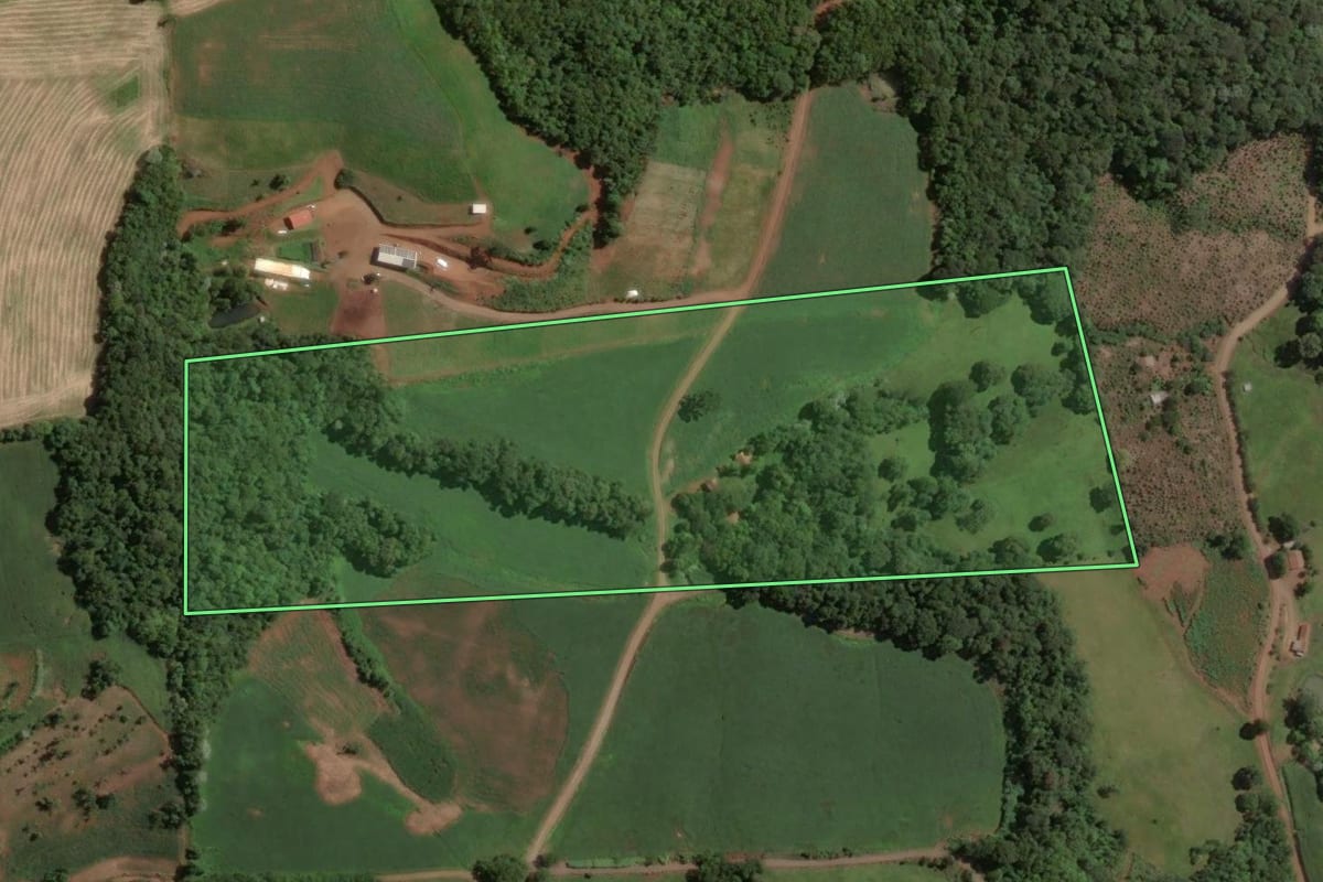 Imagem de satélite do imóvel rural em Concórdia (SC), com o contorno declarado no CAR desenhado por cima.