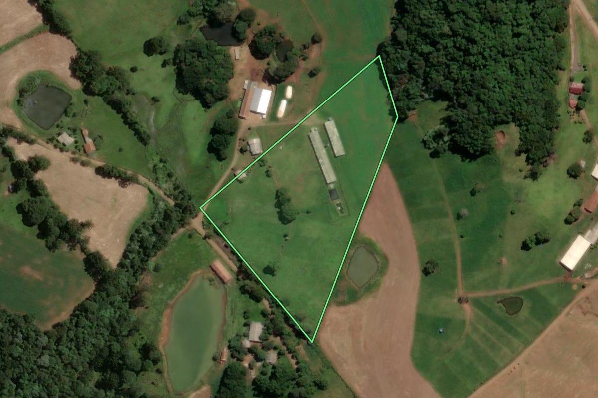 Imagem de satélite do imóvel rural em Concórdia (SC), com o contorno declarado no CAR desenhado por cima.