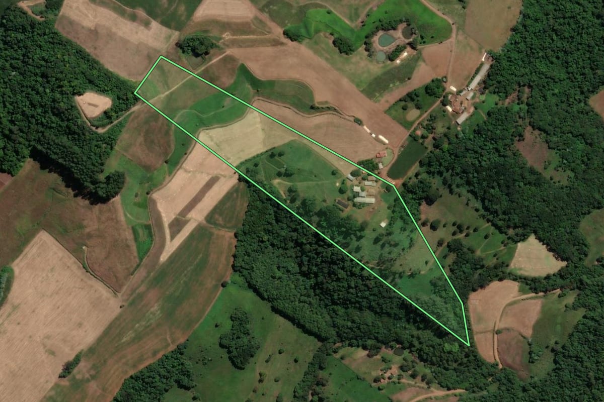 Imagem de satélite do imóvel rural em Concórdia (SC), com o contorno declarado no CAR desenhado por cima.