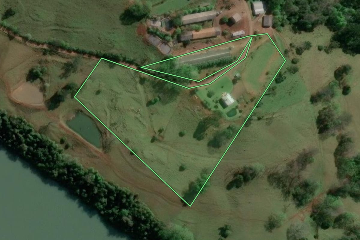 Imagem de satélite do imóvel rural em Concórdia (SC), com o contorno declarado no CAR desenhado por cima.