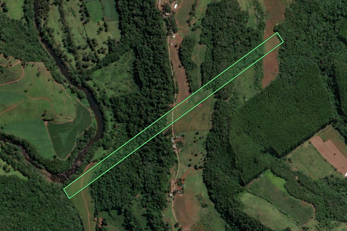 Imagem de satélite do imóvel rural em Concórdia (SC), com o contorno declarado no CAR desenhado por cima.