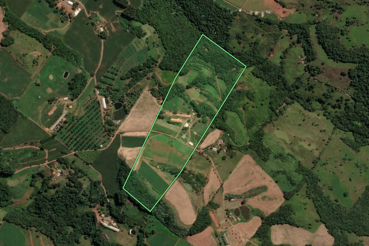 Imagem de satélite do imóvel rural em Concórdia (SC), com o contorno declarado no CAR desenhado por cima.