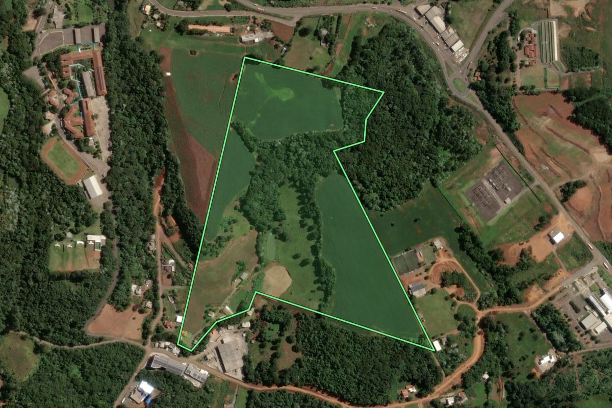 Imagem de satélite do imóvel rural em Concórdia (SC), com o contorno declarado no CAR desenhado por cima.