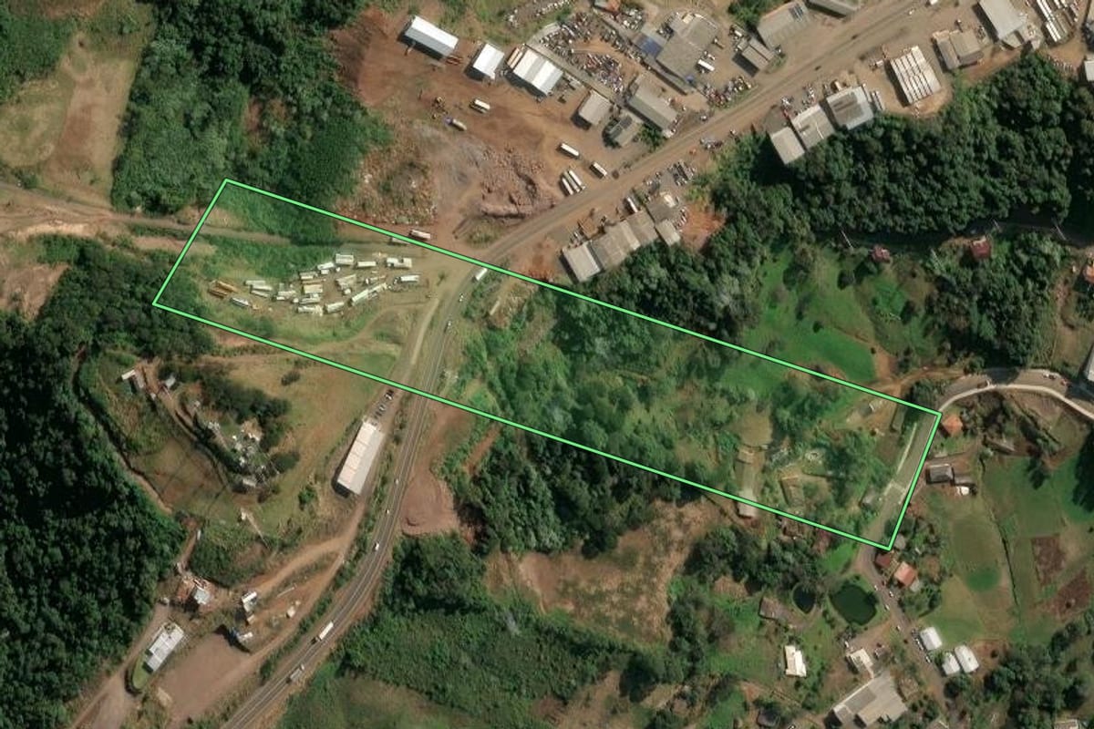 Imagem de satélite do imóvel rural em Concórdia (SC), com o contorno declarado no CAR desenhado por cima.