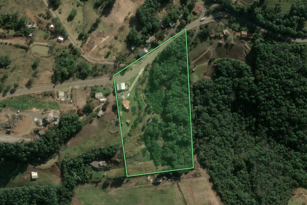 Imagem de satélite do imóvel rural em Concórdia (SC), com o contorno declarado no CAR desenhado por cima.