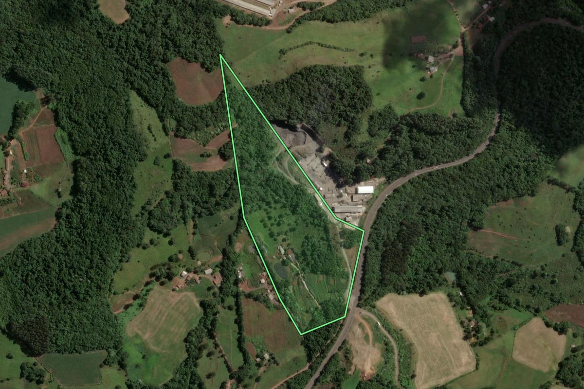 Imagem de satélite do imóvel rural em Concórdia (SC), com o contorno declarado no CAR desenhado por cima.