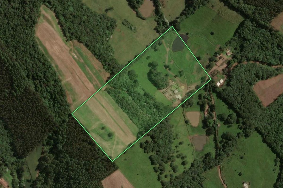 Imagem de satélite do imóvel rural em Concórdia (SC), com o contorno declarado no CAR desenhado por cima.