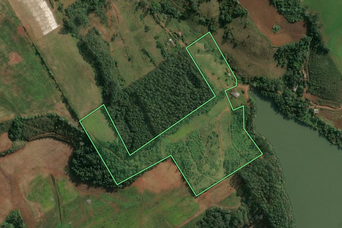 Imagem de satélite do imóvel rural em Concórdia (SC), com o contorno declarado no CAR desenhado por cima.